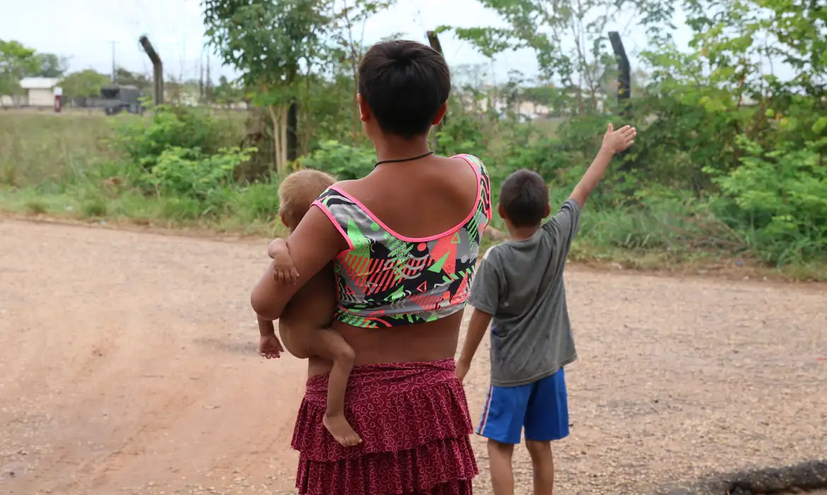 Ao menos 1040 crianças indígenas morreram no Brasil em 2023, diz relatório do Cimi