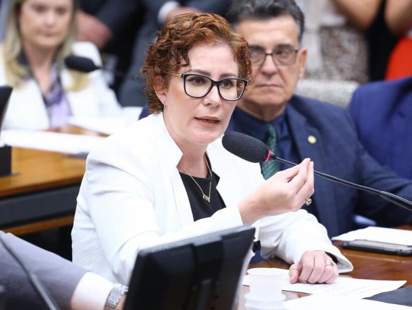 Carla Zambelli pressionou comandantes por golpe, diz Baptista Junior