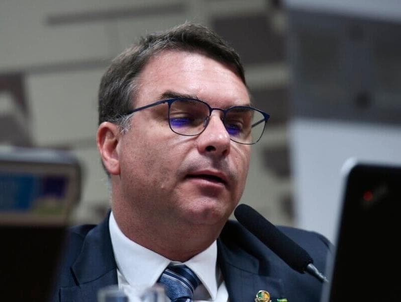 Flávio Bolsonaro diz que pode ser próximo alvo e critica ações da PF