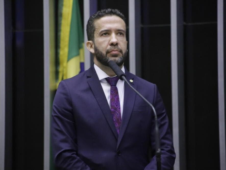 Oposição denuncia Janones por rachadinha após áudio; deputado nega