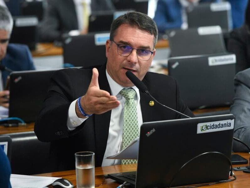 Flávio Bolsonaro pede afastamento de Dino do cargo por reunião com esposa de líder do CV