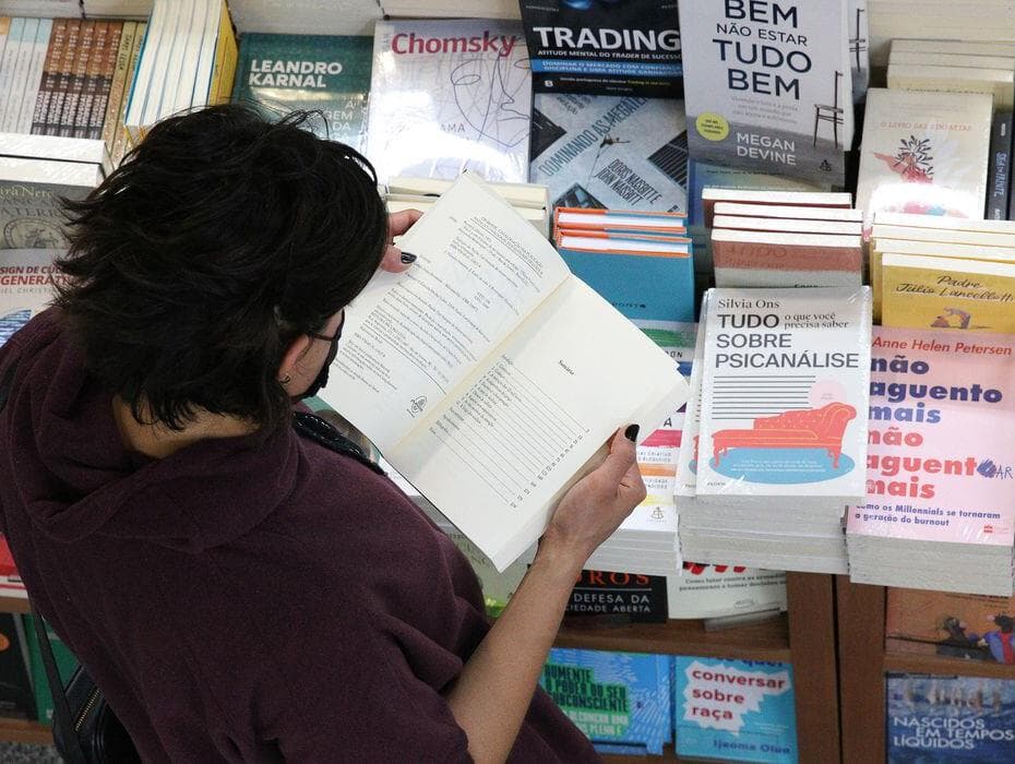 Governo de SC determina censura de livros em escolas. Veja lista