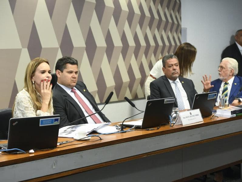 Veja o voto de cada senador da CCJ na aprovação da PEC do Plasma