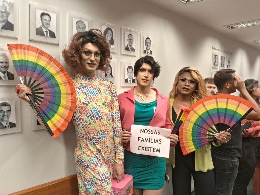 Manifestantes LGBTQIA+ protestam contra projeto que pode acabar com casamento gay