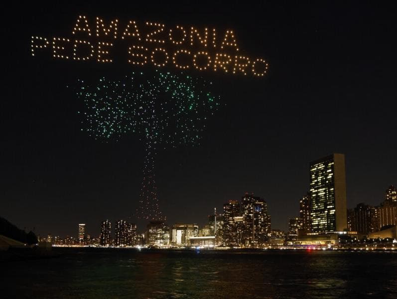 Fotos: campanha com drones em Nova York pede proteção da Amazônia