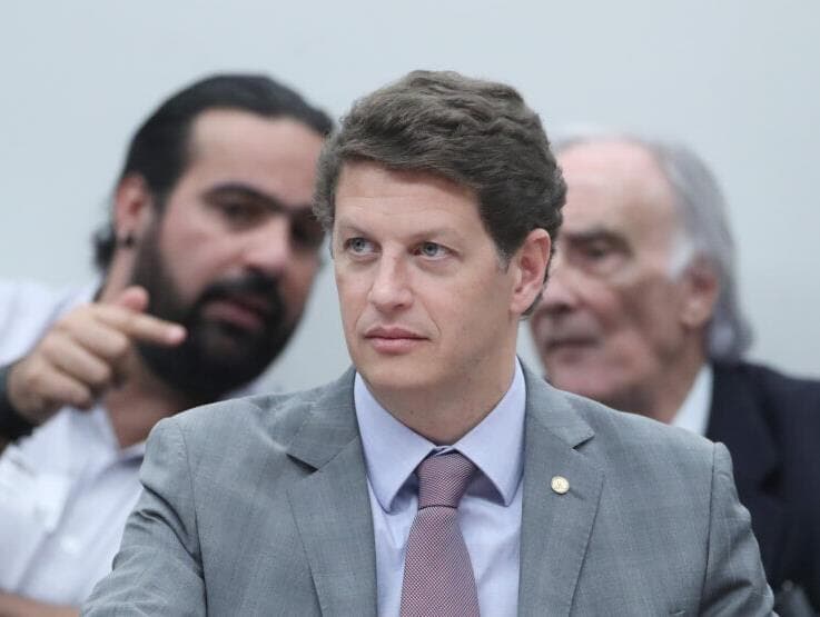 Justiça torna Ricardo Salles réu em caso de contrabando de madeira