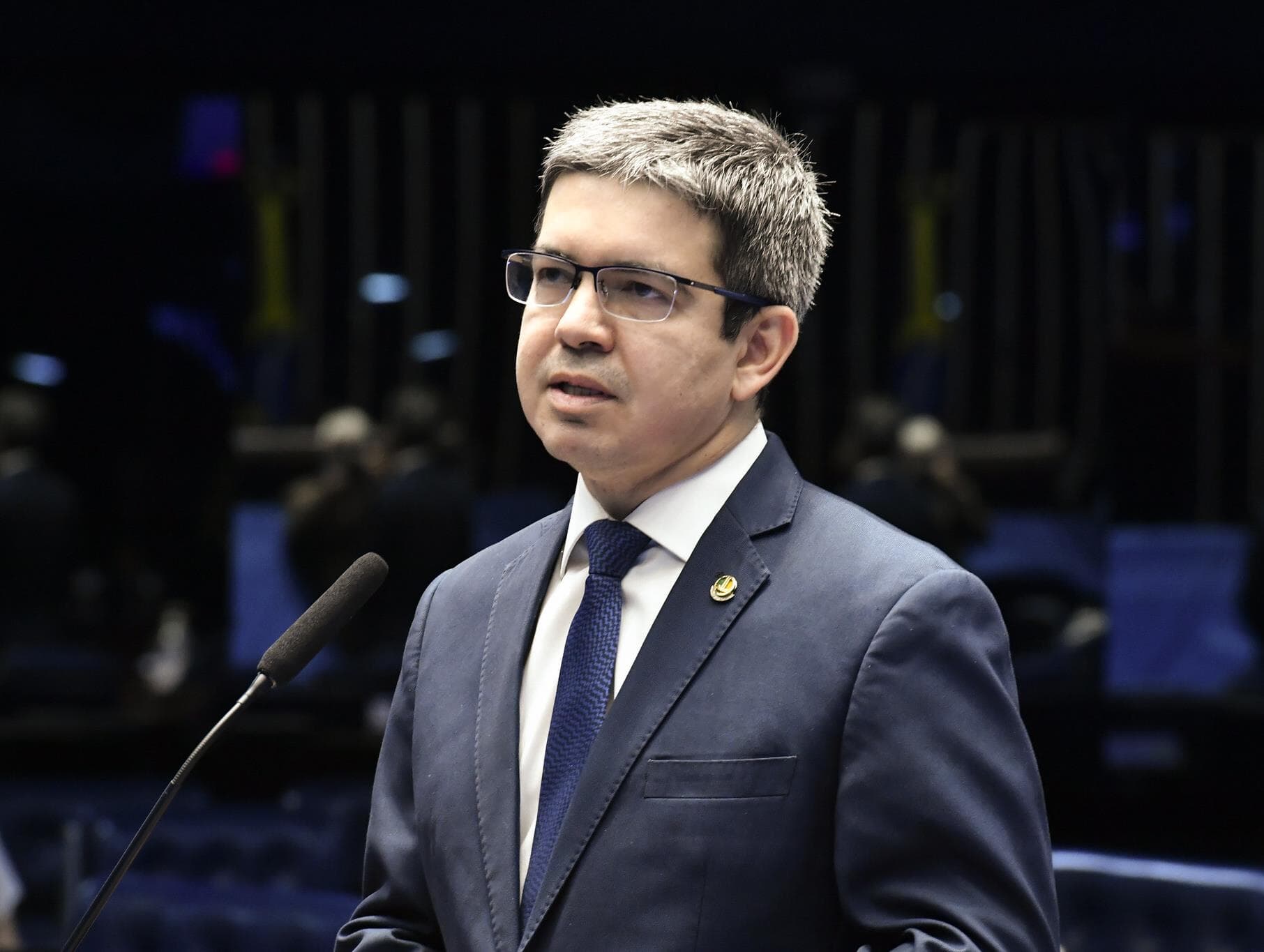 Diante de Campos Neto, Randolfe Rodrigues diz que autonomia do BC é "consolidada"