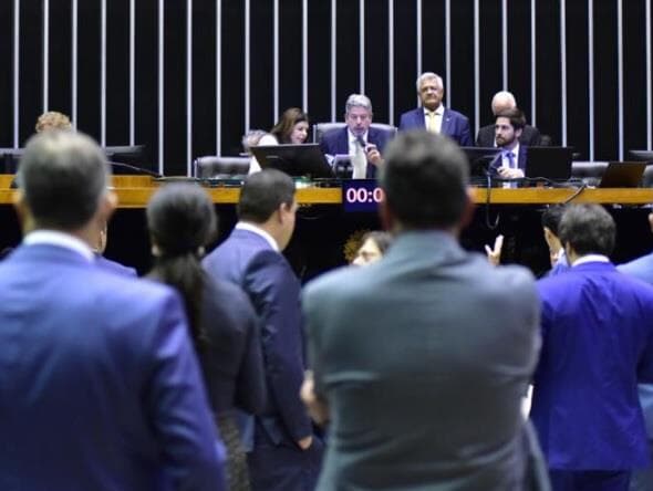 Arcabouço fiscal: PL se divide e dá um terço dos votos para o governo