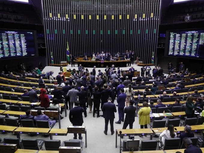 Mulheres contra mulheres: quem são as deputadas que votaram contra a paridade salarial