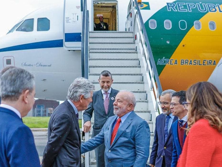 Lula chega à Inglaterra para a coroação de Charles III