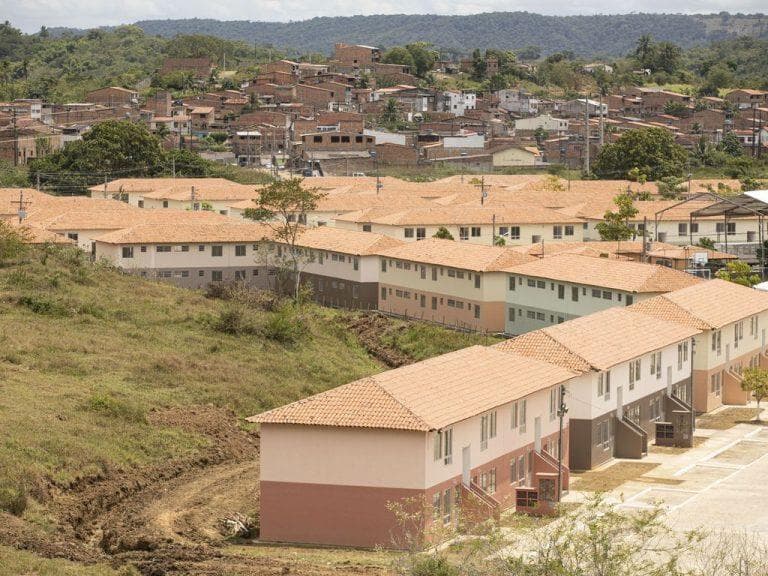 Eduardo Braga critica abandono de 186 mil unidades do Minha Casa, Minha Vida