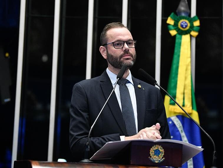 Depois de empregar Jair Renan, senador nomeia genro de Michelle Bolsonaro em gabinete