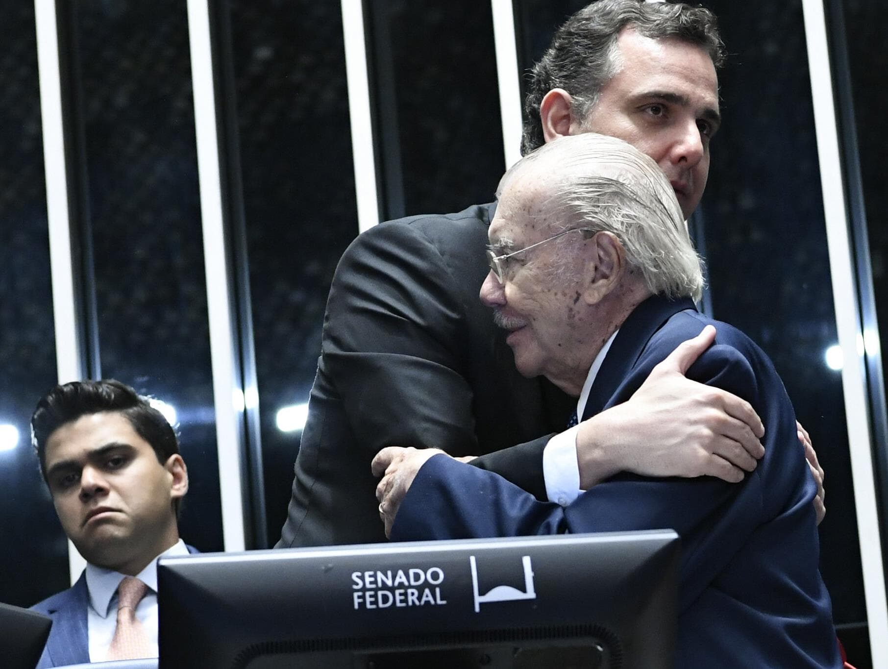 Sarney pede relatórios a aliados sobre crise entre Senado e Câmara