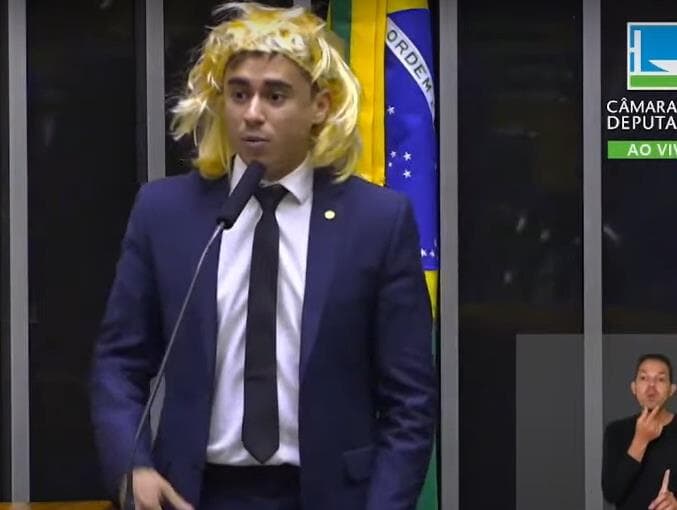 No Dia da Mulher, Nikolas Ferreira, de peruca loira, faz discurso transfóbico e debocha de mulheres trans