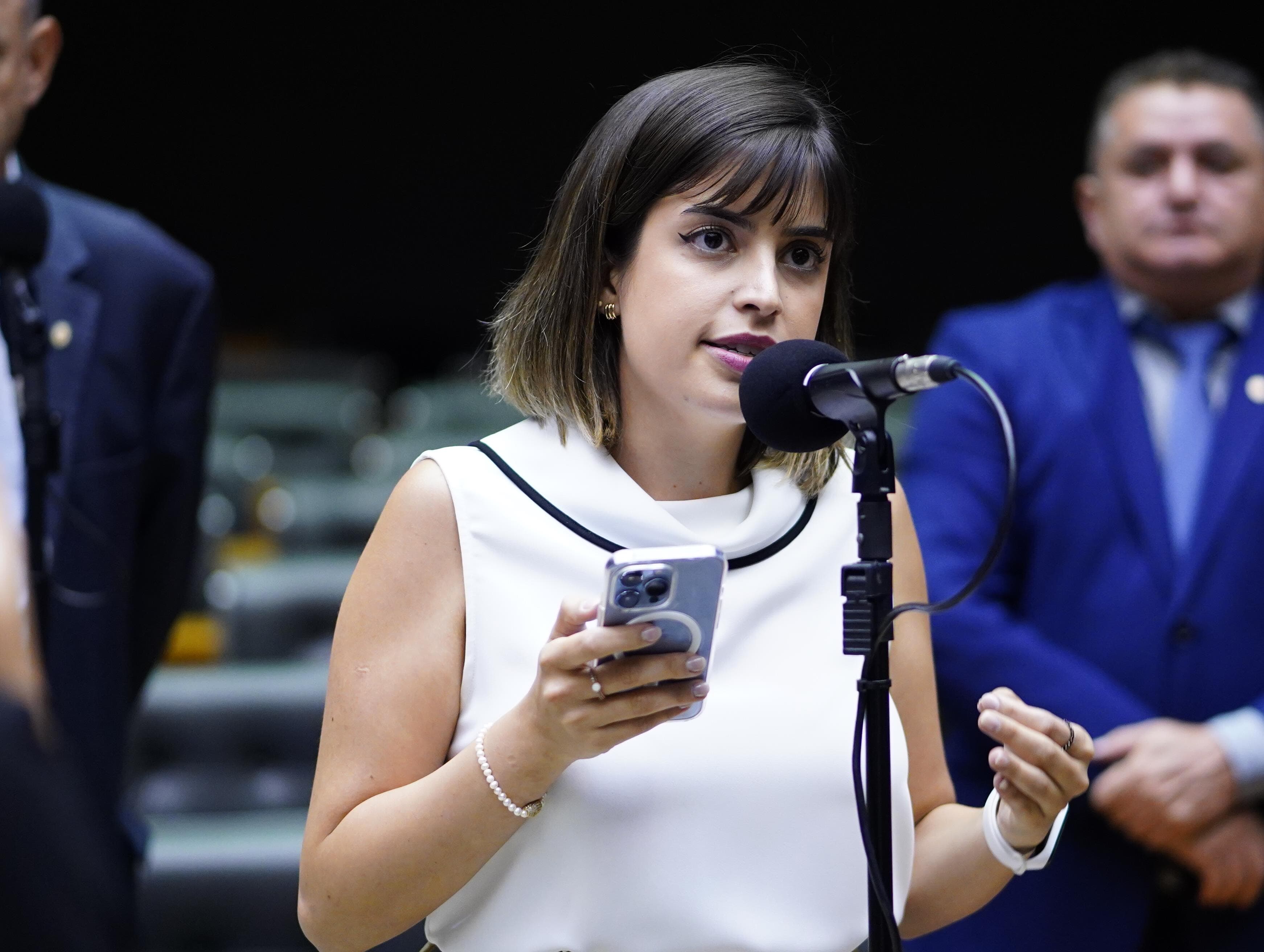 Parlamentares pedem a cassação de Nikolas Ferreira após discurso transfóbico na Câmara