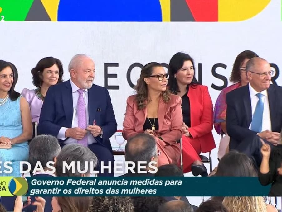 Lula anuncia pacote voltado para mulheres com equiparação salarial de gênero