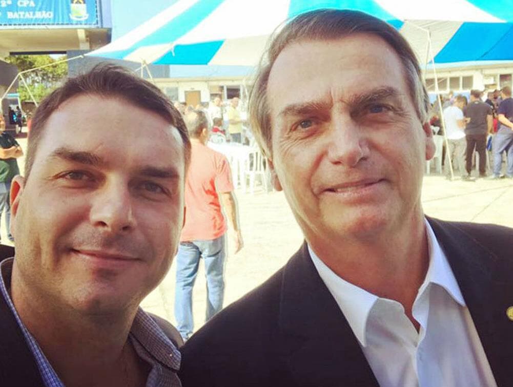 Flávio anuncia volta de Bolsonaro, e depois apaga: "Deve ser a saudade grande"