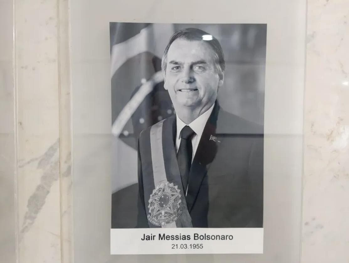 Planalto coloca foto versão preto e branco de Bolsonaro em galeria