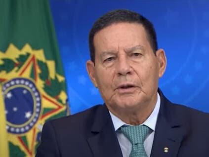 Mourão manda indireta a Bolsonaro e frustra golpistas: "Retornemos à normalidade"