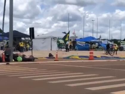 Exército barra retirada de golpistas de acampamento em frente ao QG em Brasília