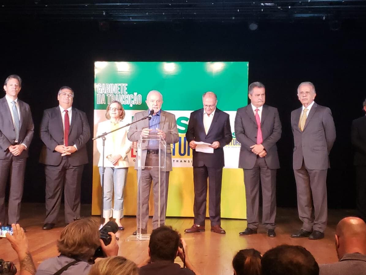 Lula anuncia Haddad, Dino, Rui Costa, Múcio e Mauro Vieira como ministros