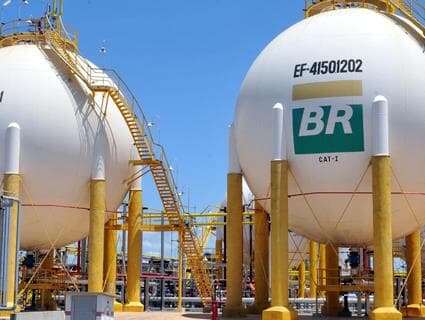 Transição pede para Petrobras suspender venda de ativos