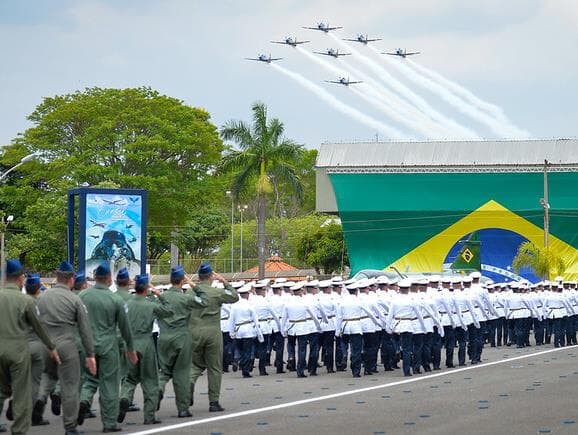 Forças Armadas aceitarão com naturalidade civil na Defesa, diz deputado general