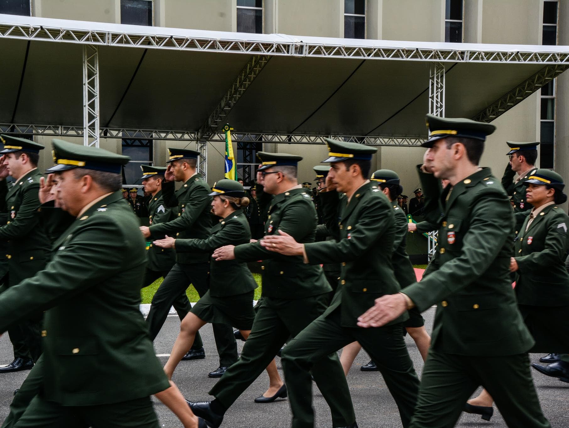 Novo governo pretende devolver militares exclusivamente à defesa