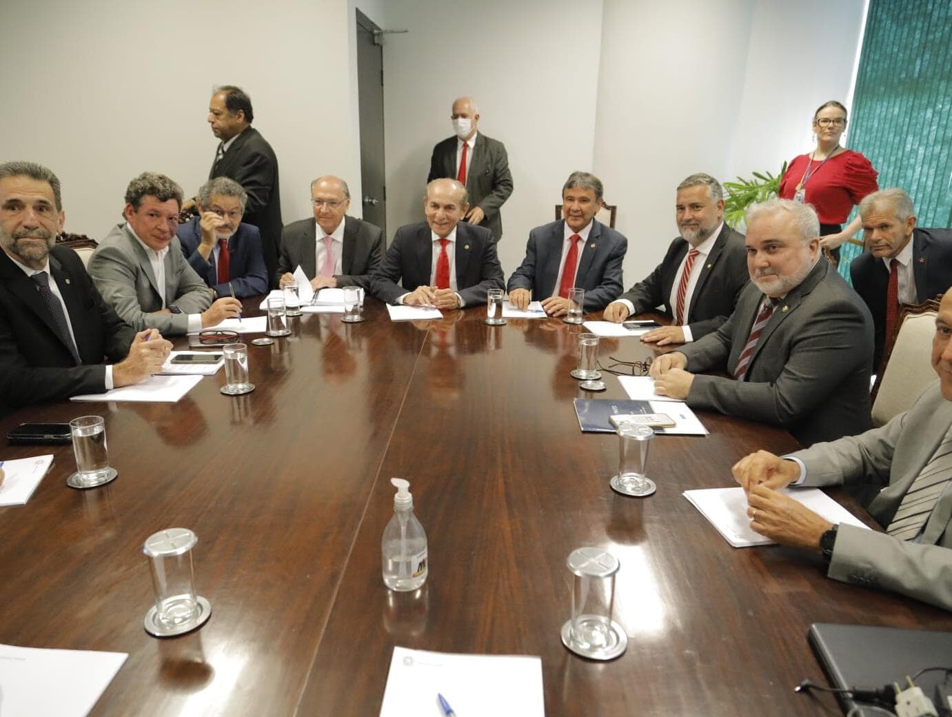 Equipe de Lula articula PEC para tirar Auxílio Brasil e outras despesas do teto de gastos