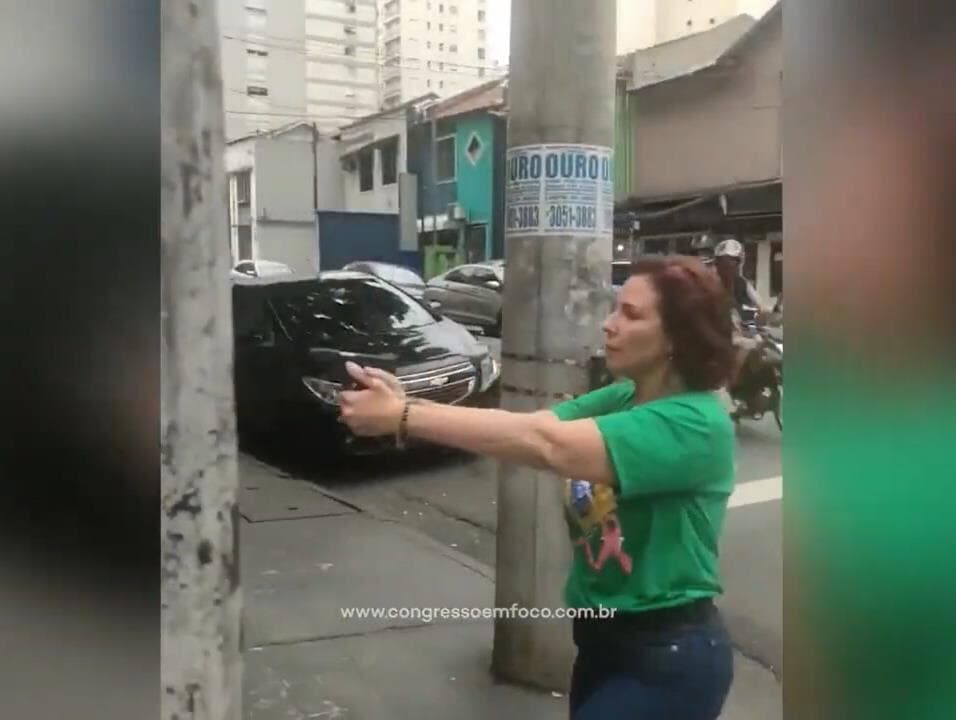 Depois de criticar Jefferson, Carla Zambelli aponta arma para homem na rua