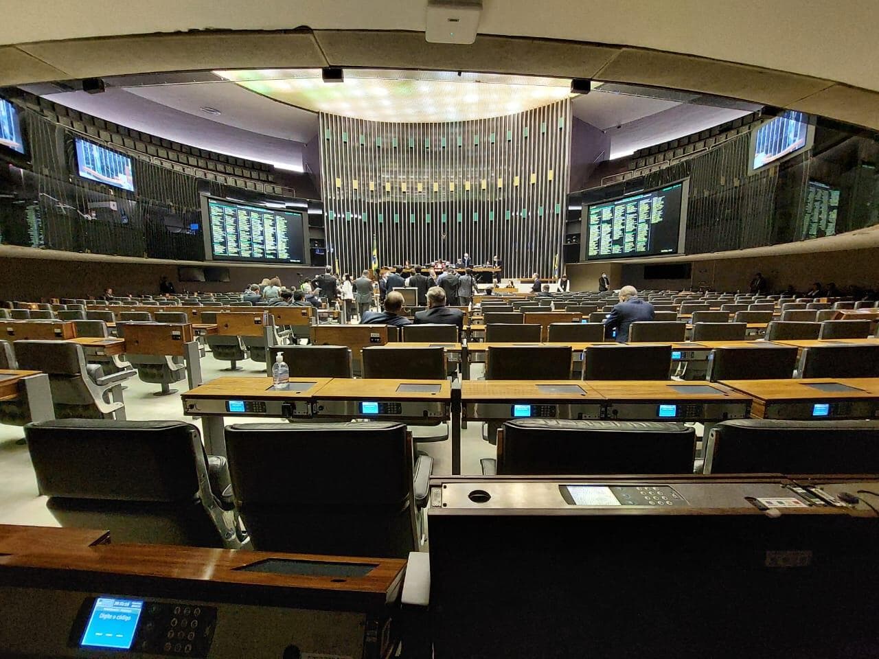 17 de 32 partidos tiveram queda de votos para deputados nas eleições