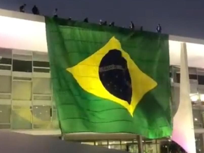 Juristas questionam provocação eleitoral de Bolsonaro com a bandeira do Brasil