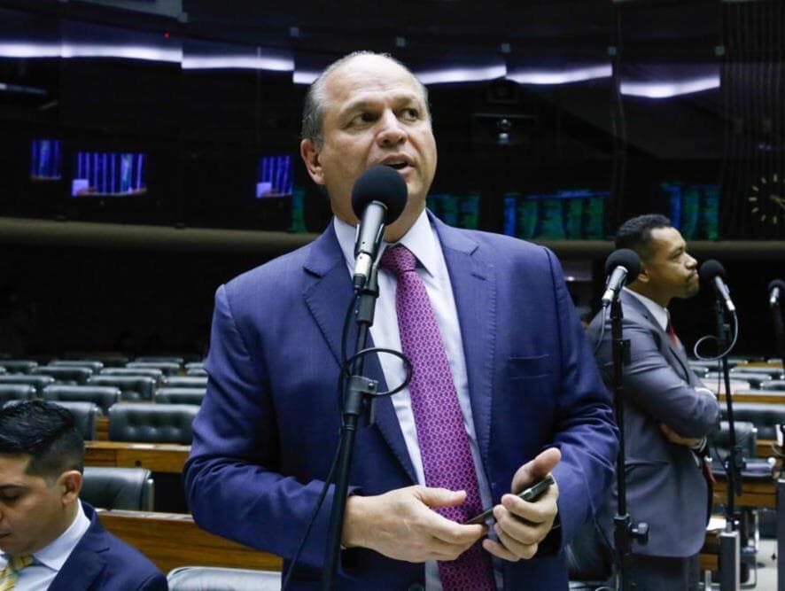 Líder do governo alia-se à ideia de aumentar ministros para reduzir autonomia do STF