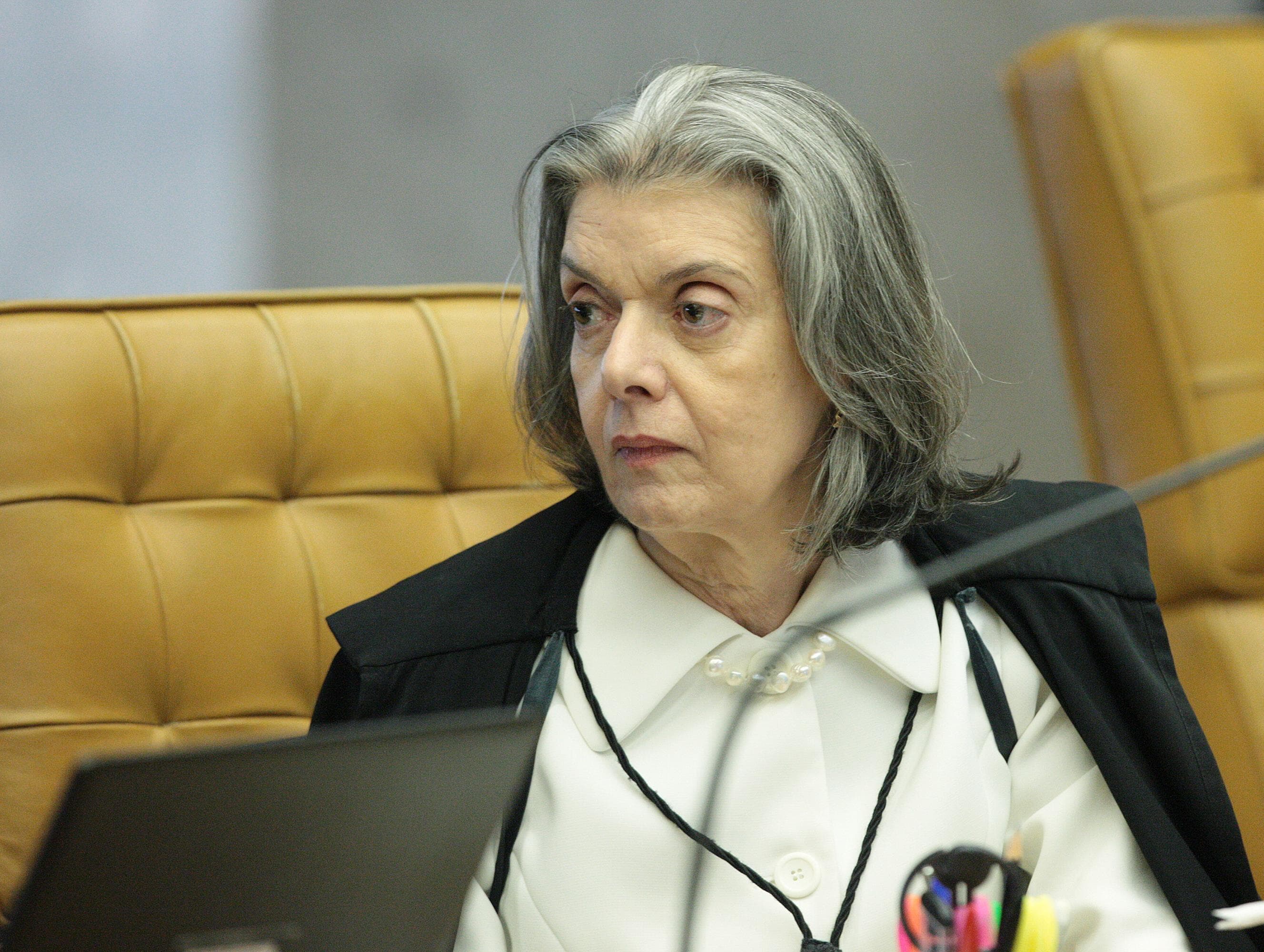 Cármen Lúcia arquiva pedido de investigação contra Bolsonaro