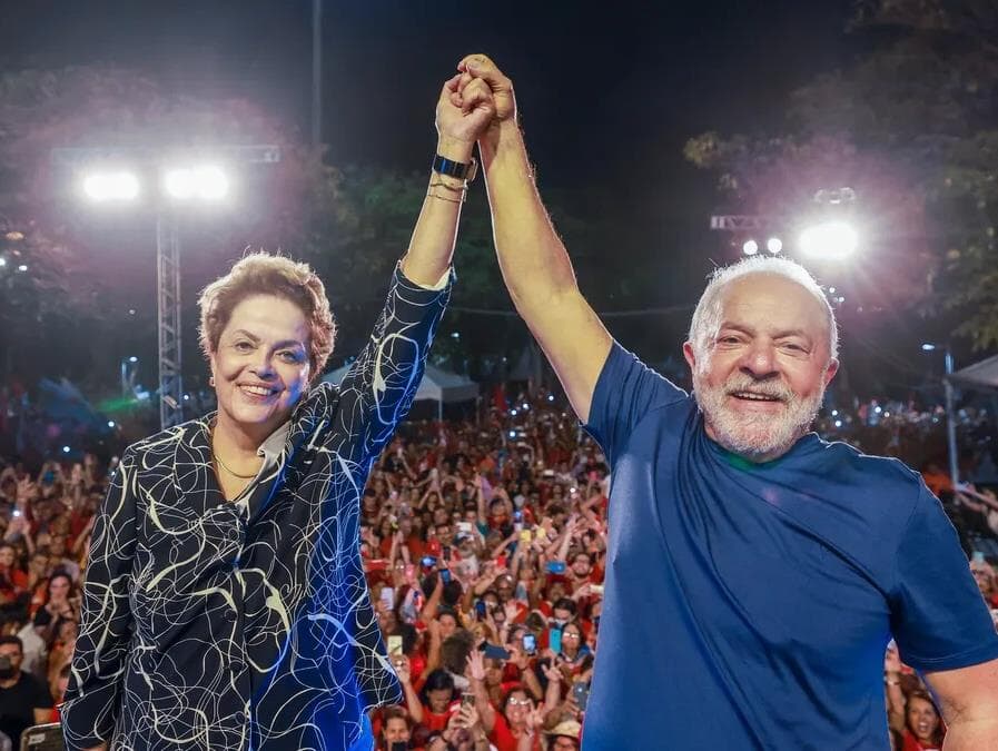 "Brizola jamais iria a Paris. Estaria votando 13", diz Dilma em comício de Lula