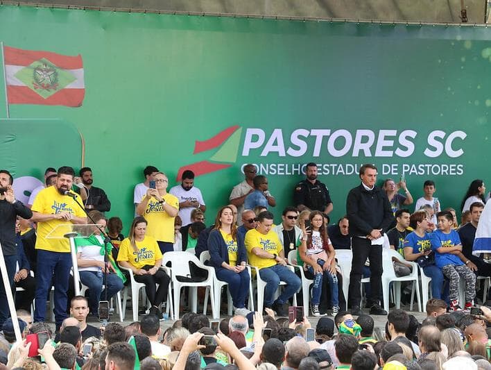 Exclusivo: Bolsonaro só ganha de Lula entre evangélicos e eleitores com maior renda