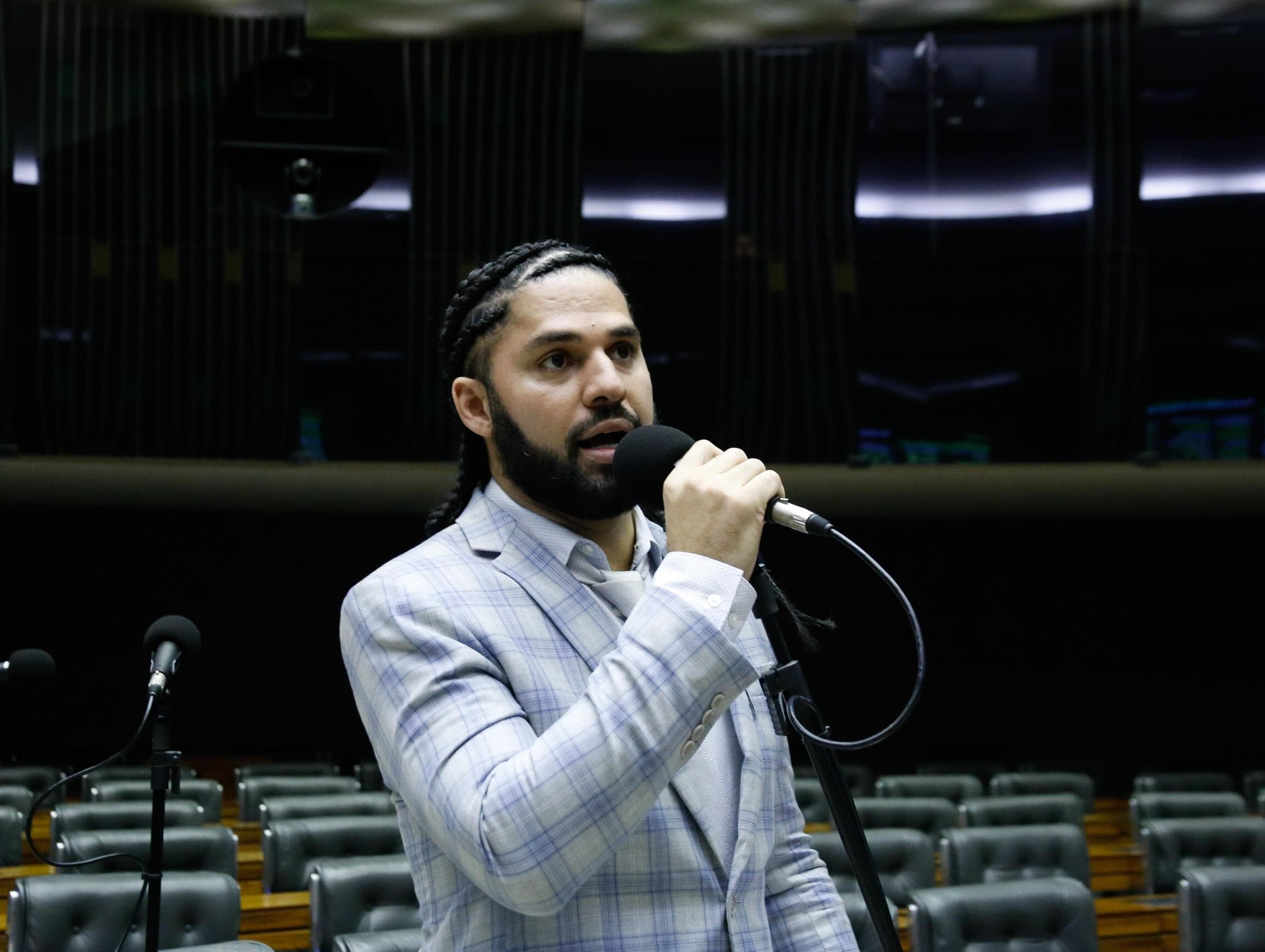 Família de David Miranda retira candidatura do deputado, internado em estado grave