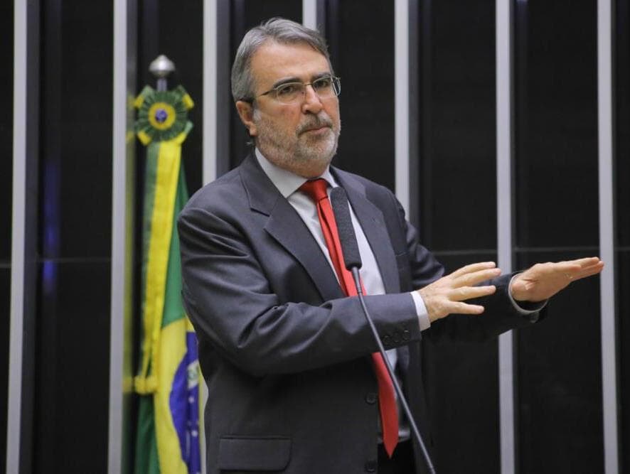 De problemas na justiça a questões pessoais. Veja os deputados que abandonaram a eleição