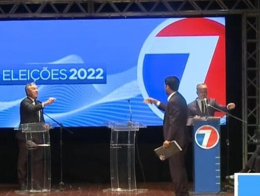 Collor e Rodrigo Cunha batem boca por fake news e cantora em debate