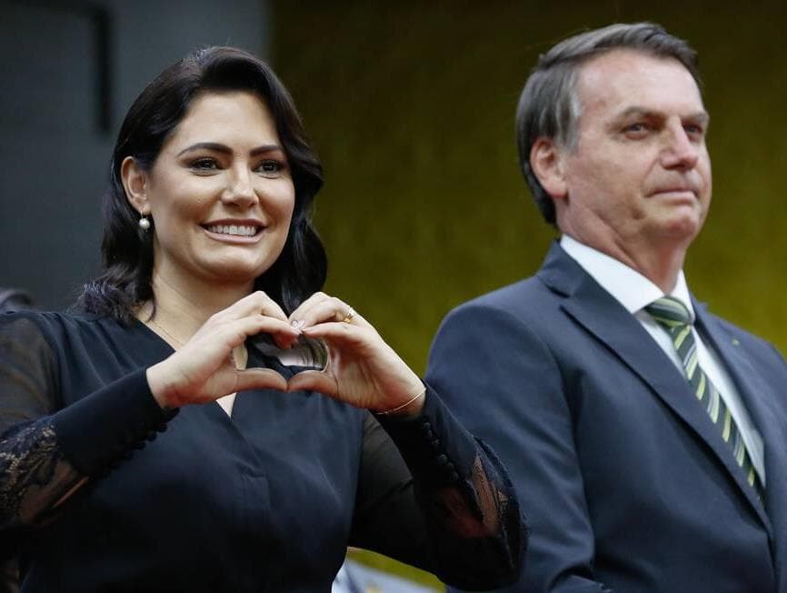 Em comício, Bolsonaro diz que Michelle é "a pessoa mais importante"