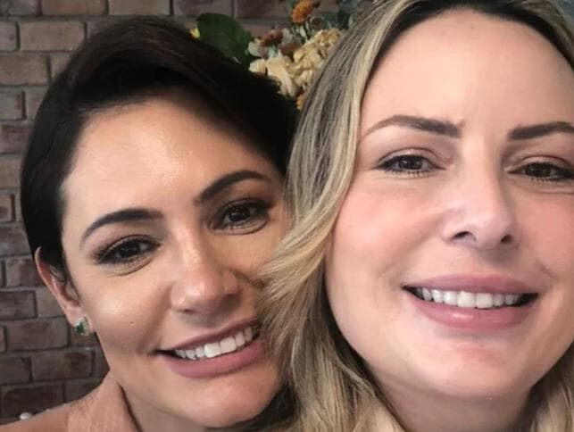 Michelle Bolsonaro tira selfie com mulher de Guilherme de Pádua