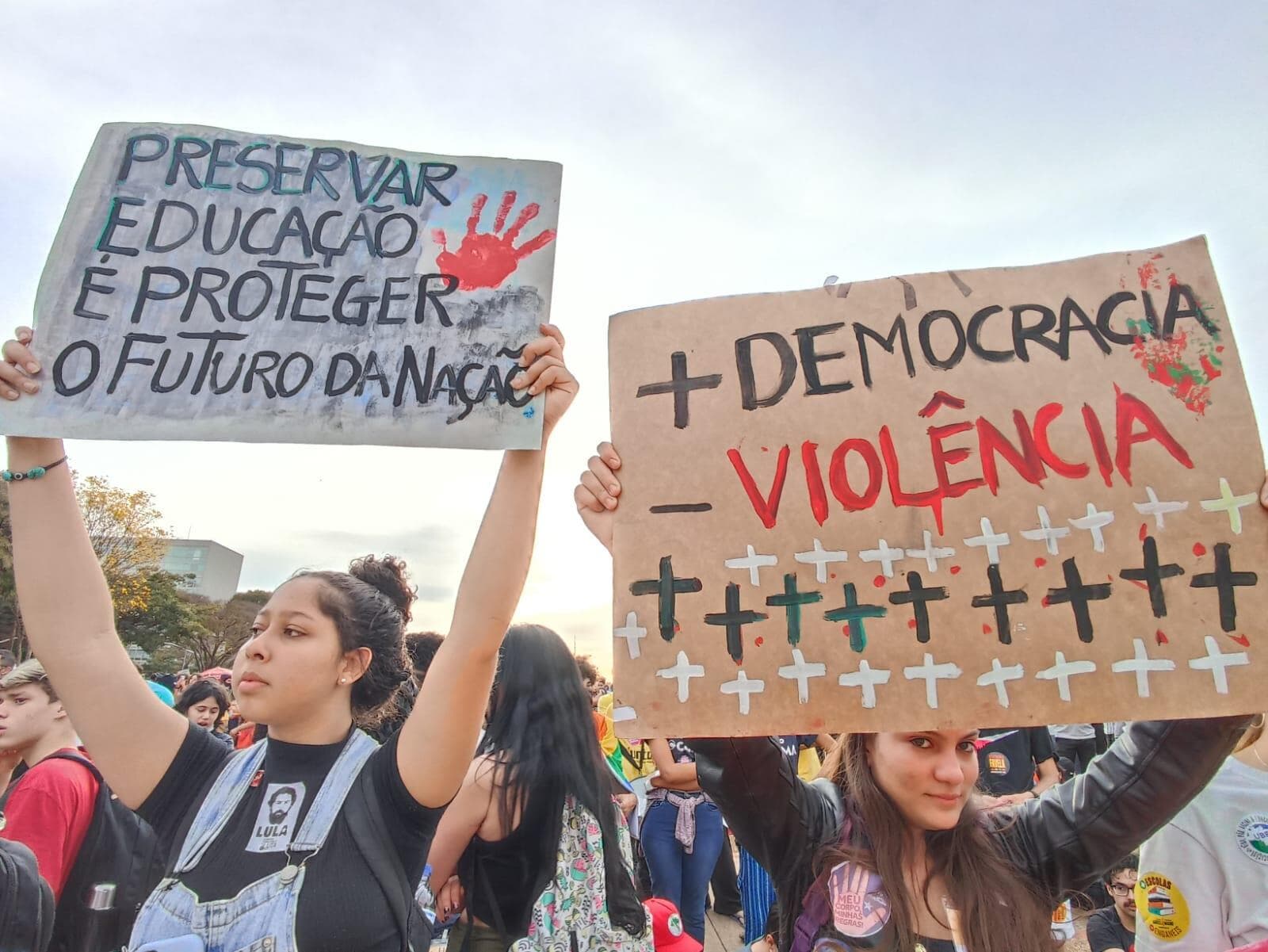 Manifestantes protestam pela democracia em Brasília