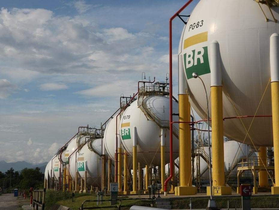 Petrobras anuncia mudança na diretriz que forma preços dos combustíveis