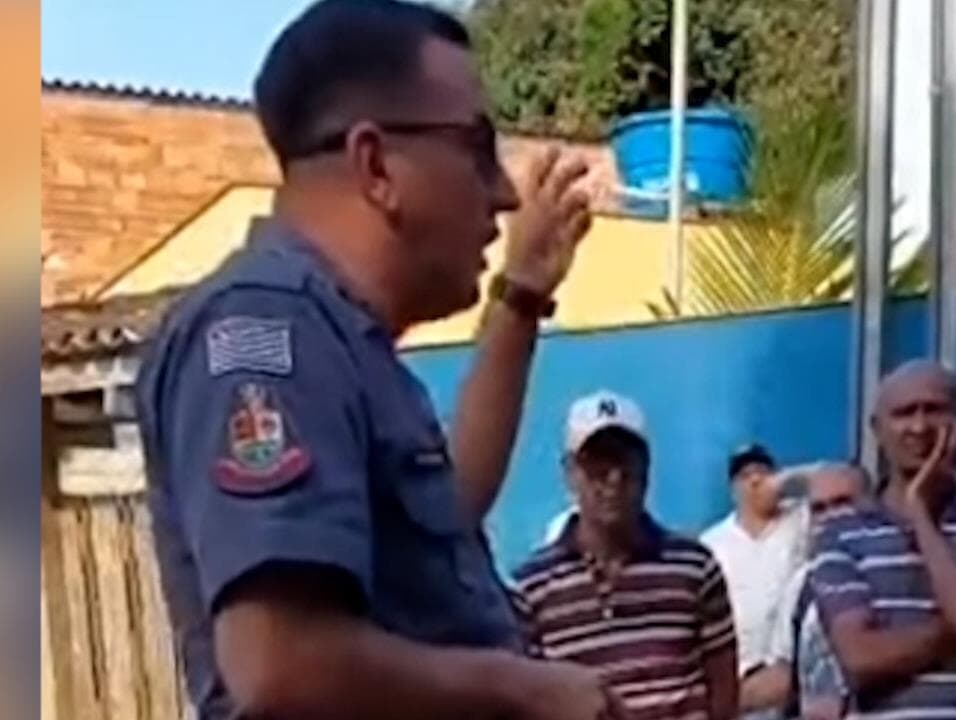 Policial em serviço alerta comunidade em São Paulo sobre os "perigos" do comunismo