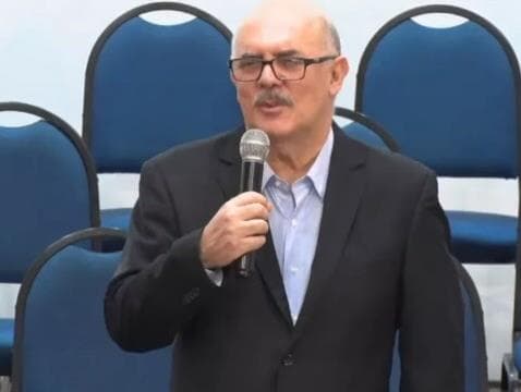 Em culto, Milton Ribeiro diz estar de "coração partido"