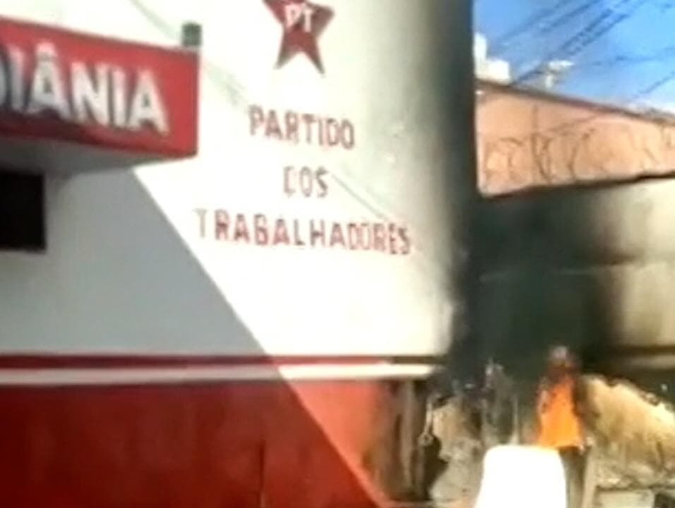 Polícia Civil apura incêndio em frente ao diretório do PT em Goiânia