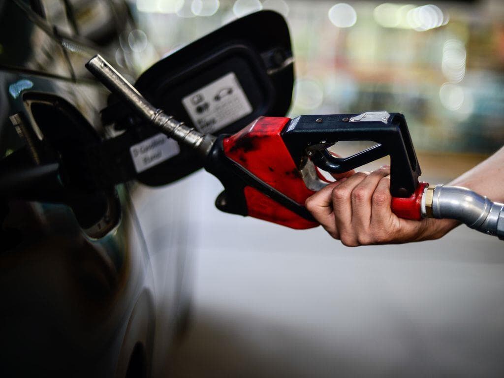 Exaltado, apoiador de Bolsonaro lava o carro com gasolina em Pernambuco