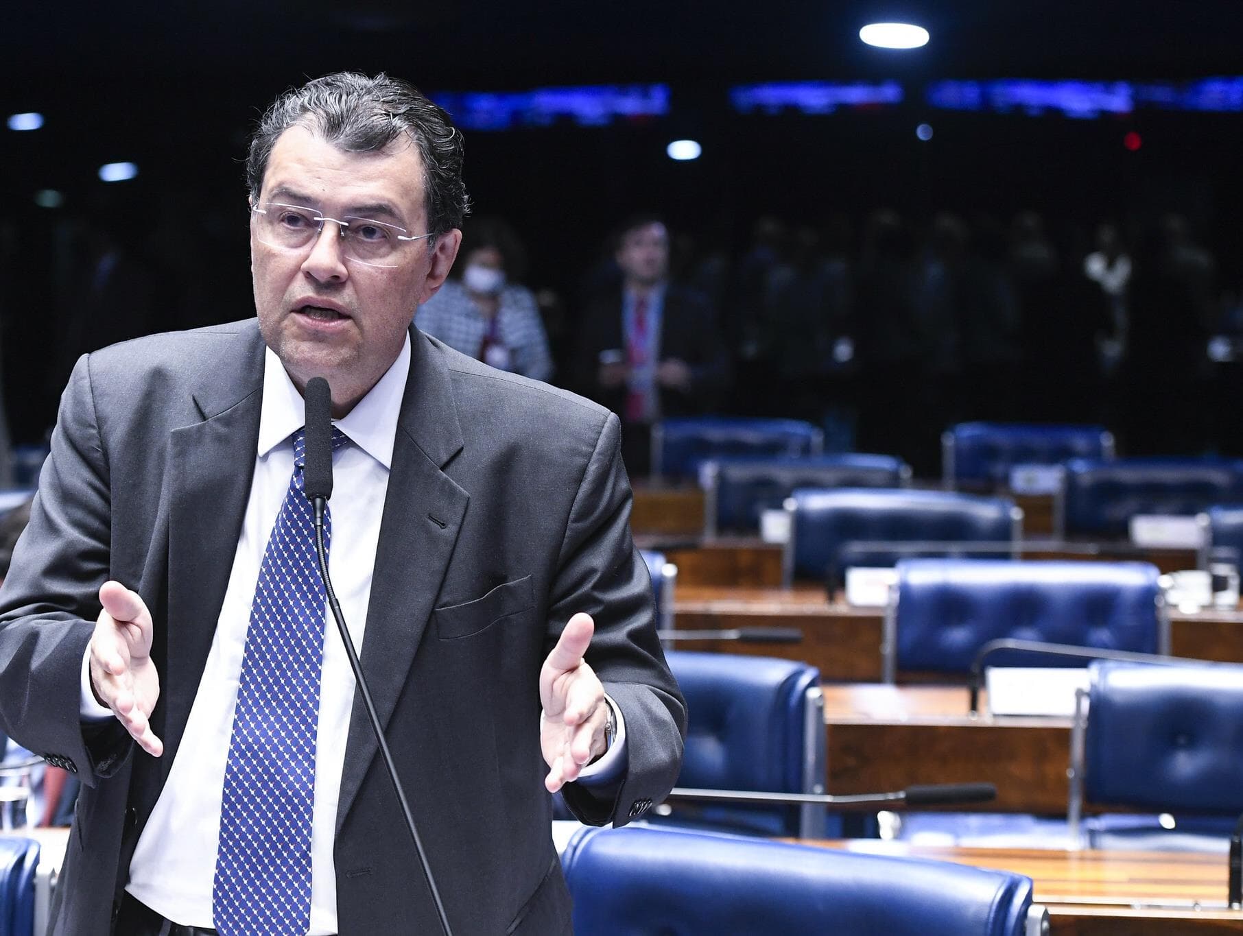 Senador propõe vale-gasolina para taxistas e motoristas de aplicativo