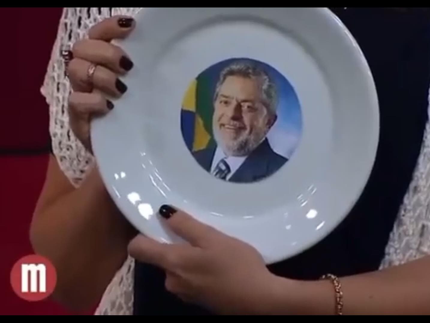 Atriz tenta quebrar prato com foto de Lula na TV e fracassa nas três tentativas