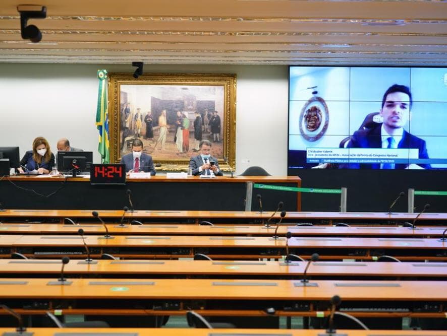 CCJ adia votação de PEC de cobrança em universidades públicas